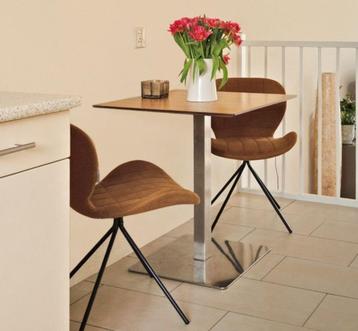 2 stoelen oranjebruin beschikbaar voor biedingen