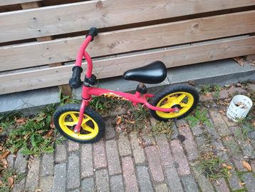 Loopfiets - Roze met gele wielen beschikbaar voor biedingen