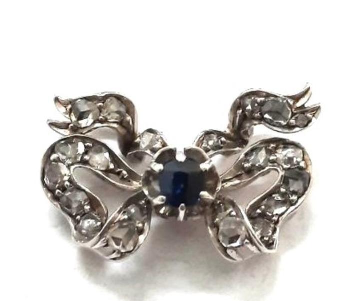 Prachtig hangertje strik 8Kt wit goud met diamant en saffier, Sieraden, Tassen en Uiterlijk, Kettinghangers, Zo goed als nieuw