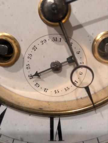 Antieke marmeren pendule €250.  37 cm hoog. beschikbaar voor biedingen