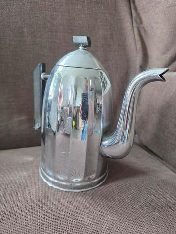 Retro koffiekan beschikbaar voor biedingen