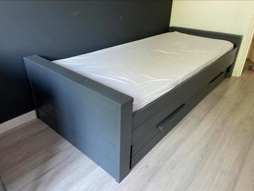 Stoer bed met grote lade