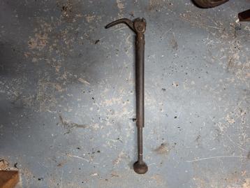 Antieke spijkertrekker beschikbaar voor biedingen