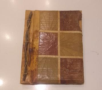 Vintage adressenboek van boombast en of bamboe beschikbaar voor biedingen
