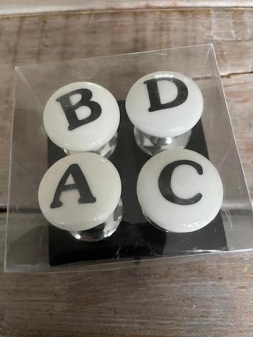 set van 4 deurknopjes porselein wit. Alfabet letters. NIEUW. beschikbaar voor biedingen