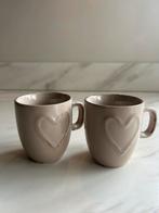 2 beige mokjes van Siaki met hartje ️, Ophalen of Verzenden, Zo goed als nieuw, Overige stijlen, Kop(pen) en/of Schotel(s)