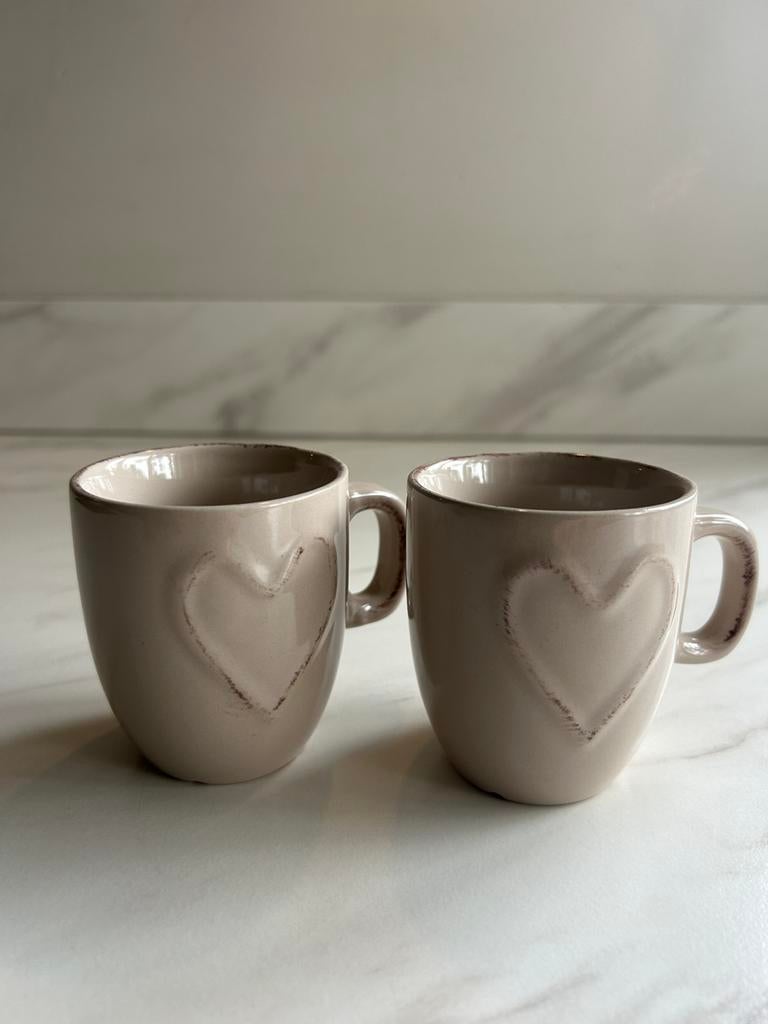 2 beige mokjes van Siaki met hartje ️, Ophalen of Verzenden, Zo goed als nieuw, Overige stijlen, Kop(pen) en/of Schotel(s)