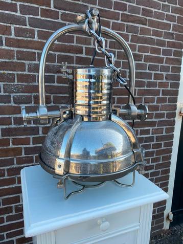 Industriële hanglamp beschikbaar voor biedingen