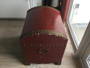 Kist rood / bruin beschikbaar voor biedingen