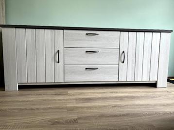 Dressoir beschikbaar voor biedingen