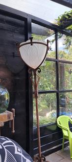 lamp ijzerenstaander met glazenkap, Antiek en Kunst, Curiosa en Brocante, Ophalen