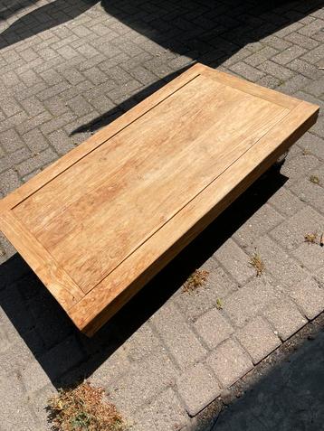 Salontafel met zwenkwielen beschikbaar voor biedingen