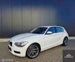 BMW 1-serie 114i F20 2012|pdc|stoelverwarming|bbs|2eigenaar|, Auto's, BMW, 1-Serie, Gebruikt, Zwart, 4 cilinders