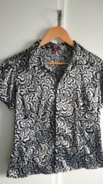 satijnen blouse met hartjes draagt als maat M  beschikbaar voor biedingen