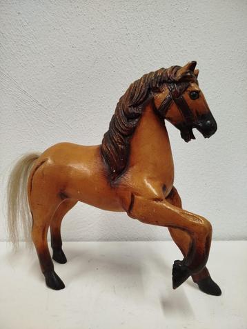 Zeer decoratief lichtbruin houten paard met nylon staart beschikbaar voor biedingen