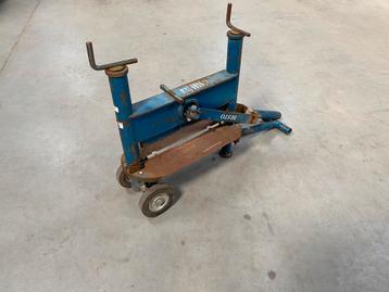 Stenenknipper beschikbaar voor biedingen