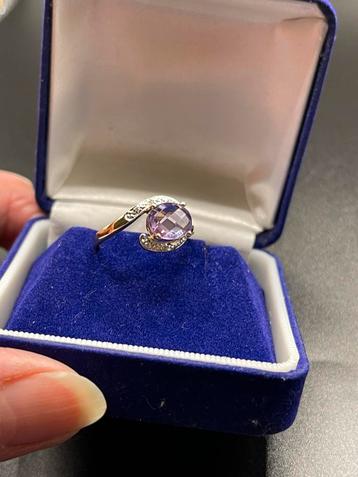 14 karaat gouden ring met Kunziet en Zirkonia’s maat 18 beschikbaar voor biedingen