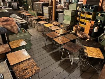 Partij gave oude krukjes ter deco maar ook nog functioneel beschikbaar voor biedingen