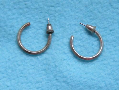Halfopen oorringen met stekertjes 2 cm doorsnede zilver, Sieraden, Tassen en Uiterlijk, Oorbellen, Zo goed als nieuw, Knopjes of Stekers