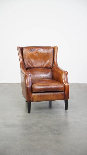 Tijdloze schapenleren fauteuil met prachtige warme kleuren beschikbaar voor biedingen