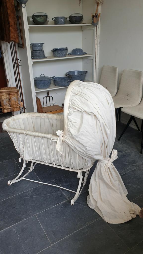 Antiek smeedijzeren schommel wieg nu voor €50, Kinderen en Baby's, Babywiegjes en Ledikanten, Wieg, Ophalen
