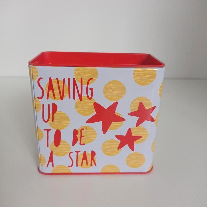 Hema spaarpot blik oranje rood / wit / geel, Verzamelen, Spaarpotten, Gebruikt, Overige thema's, Metaal of Blik, Ophalen of Verzenden