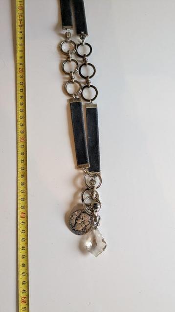 Lange ketting met stukjes leer beschikbaar voor biedingen
