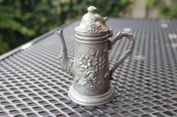 tinnen kannetje met bloemen met deksel tin gietijzer beschikbaar voor biedingen