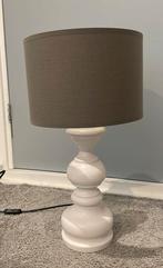 Baluster houten tafellamp, witte voet taupe lampenkap, Huis en Inrichting, Ophalen, Gebruikt, 50 tot 75 cm, Landelijk