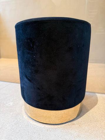 Zwarte Velvet Poef met Gouden Accent beschikbaar voor biedingen