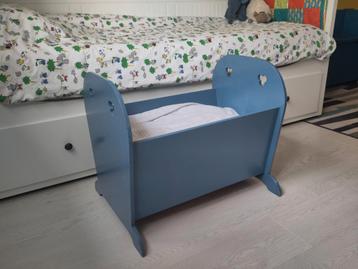 Poppenbedje + lakentjes beschikbaar voor biedingen