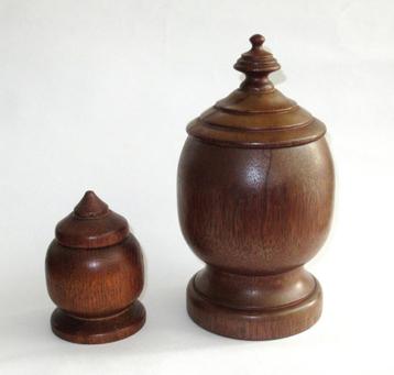 Twee vintage eikenhouten tabakspotten. beschikbaar voor biedingen