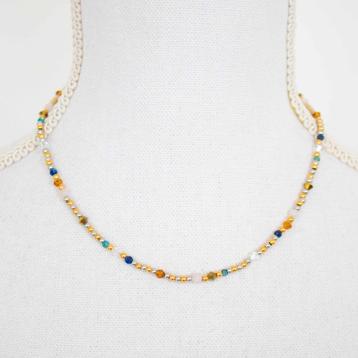 Ketting met goud- en zilverkleurige kralen en edelstenen beschikbaar voor biedingen