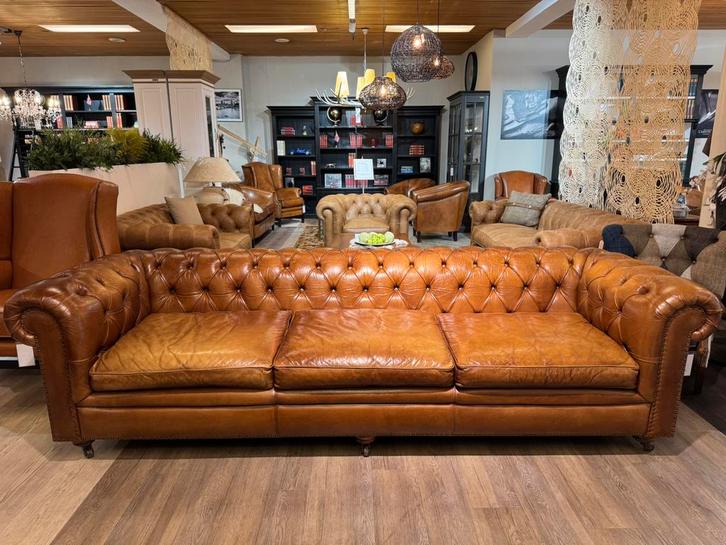 Stoere XL Chesterfield 4 zits bank Cognac Camel dik rundleer, Huis en Inrichting, Banken | Bankstellen, Gebruikt, Vierpersoons of meer