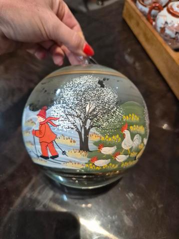 Vintage Glazen Kerstbal met Handgeschilderde Scènes beschikbaar voor biedingen