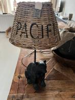 Tafellamp met Rivièra Maison kap Pacific ratan, Huis en Inrichting, Lampen | Tafellampen, Ophalen of Verzenden, Minder dan 50 cm
