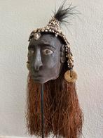 Oud houten Hoofd met hoofddeksel  Asmat Papoea-Nieuw-Guinea, Ophalen of Verzenden
