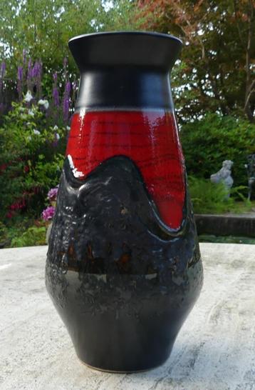 West Germany Fat Lava Vaas Zwart Rood Goud nr 104 /28 cm  beschikbaar voor biedingen