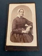 cdv carte de visite klederdracht dame Amsterdam D Snooy foto, Verzamelen, Verzenden, Foto, Klederdracht, Zo goed als nieuw