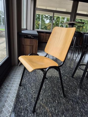 100 stuks schoolstoelen Kantinestoelen beschikbaar voor biedingen