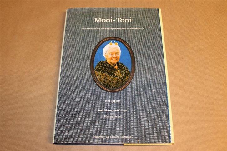 Mooi-tooi — Prachtboek over de Scheveningse Klederdracht, Boeken, Geschiedenis | Stad en Regio, Zo goed als nieuw, 20e eeuw of later