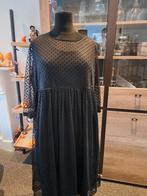 Zwarte jurk met stippen in stof Yessica maat 46, Maat 46/48 (XL) of groter, Ophalen of Verzenden, Zo goed als nieuw, Knielengte