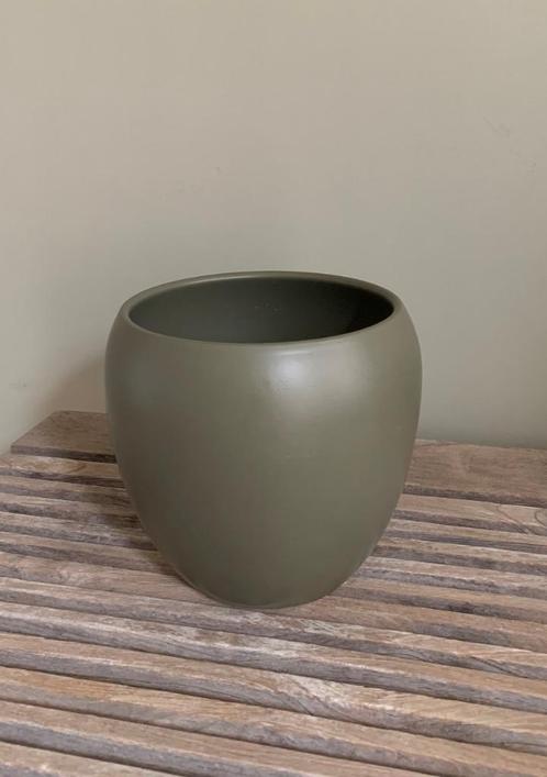 Olijfgroene aardewerk pot - als nieuw., Tuin en Terras, Bloempotten, Zo goed als nieuw, Aardewerk, Binnen, Balkon, Minder dan 40 cm