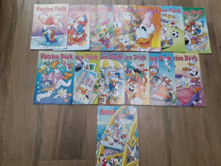 Katrien Duck strip - 13 exemplaren (complete jaargang) uit 2, Verzamelen, Disney, Gebruikt, Overige typen, Donald Duck, Ophalen