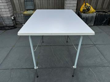 Kampeer tafel beschikbaar voor biedingen