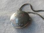 Zilveren medaillon aan zilveren ketting., Met hanger, Ophalen of Verzenden, Zo goed als nieuw, Zilver