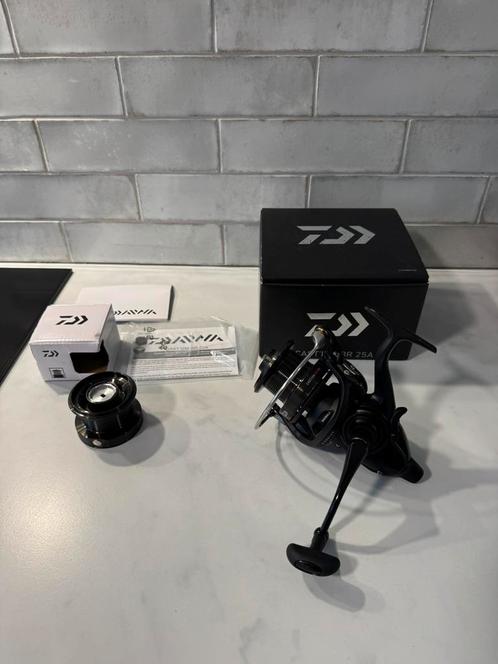 nieuwe daiwa castízm br 25 a baitrunner !, Watersport en Boten, Hengelsport | Witvissen, Nieuw, Molen, Ophalen of Verzenden