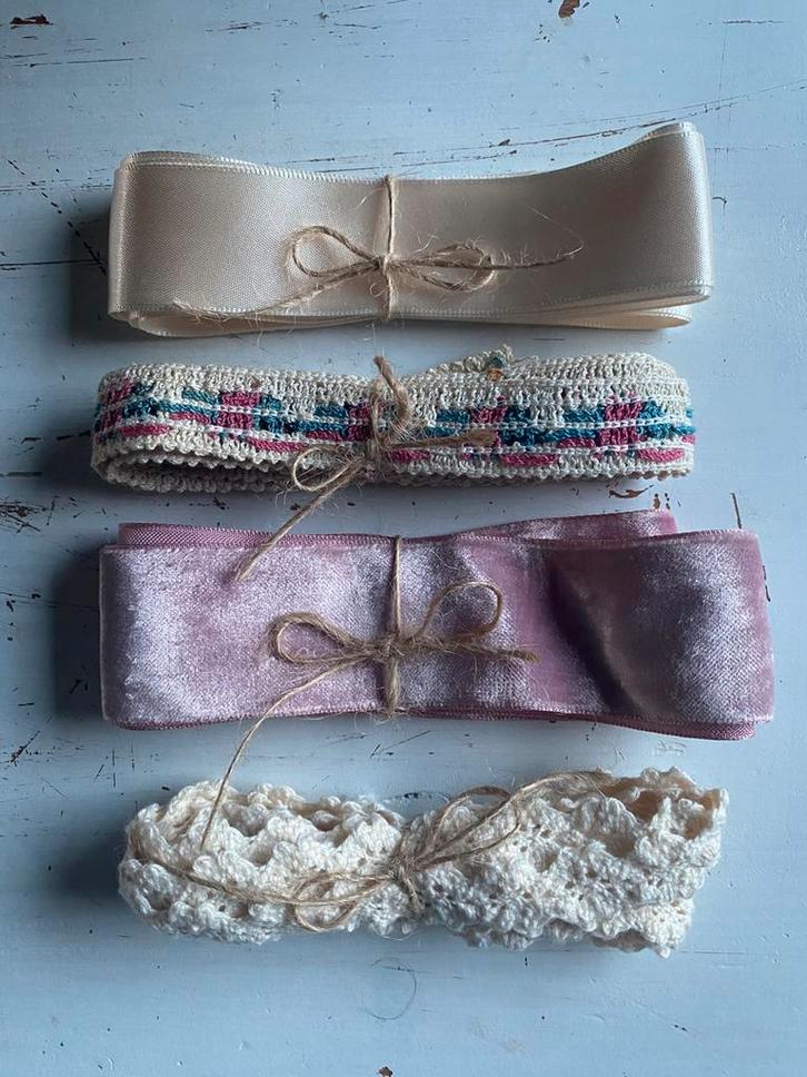 Pakketje kant en lint 610cm, Antiek en Kunst, Curiosa en Brocante, Ophalen of Verzenden