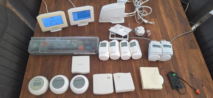 HONEYWELL EVOHOME!! WIFI THERMOSTAAT HR92 HCE80 DRAADLOOS, Doe-het-zelf en Verbouw, Verwarming en Radiatoren, Zo goed als nieuw