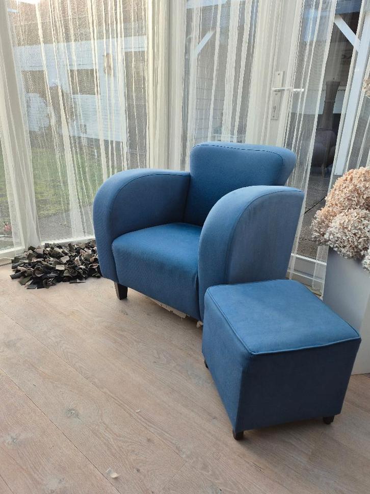 Blauwe stoel met hocker, Huis en Inrichting, Fauteuils, Gebruikt, Stof, 75 tot 100 cm, 75 tot 100 cm, Ophalen